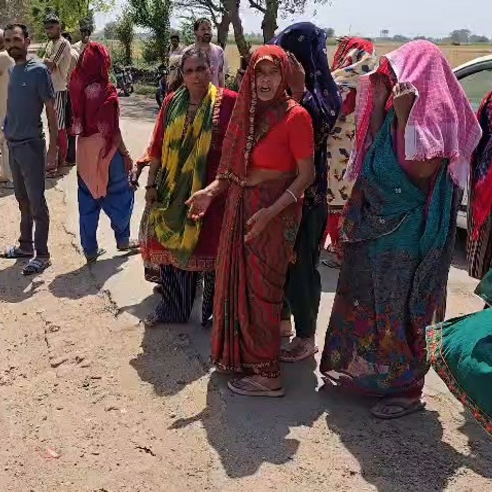 बसा टीकरी में शराब ठेका खोलने का विरोध:ग्रामीणों ने किया हंगामा प्रदर्शन, प्रशासन को दी चेतावनी