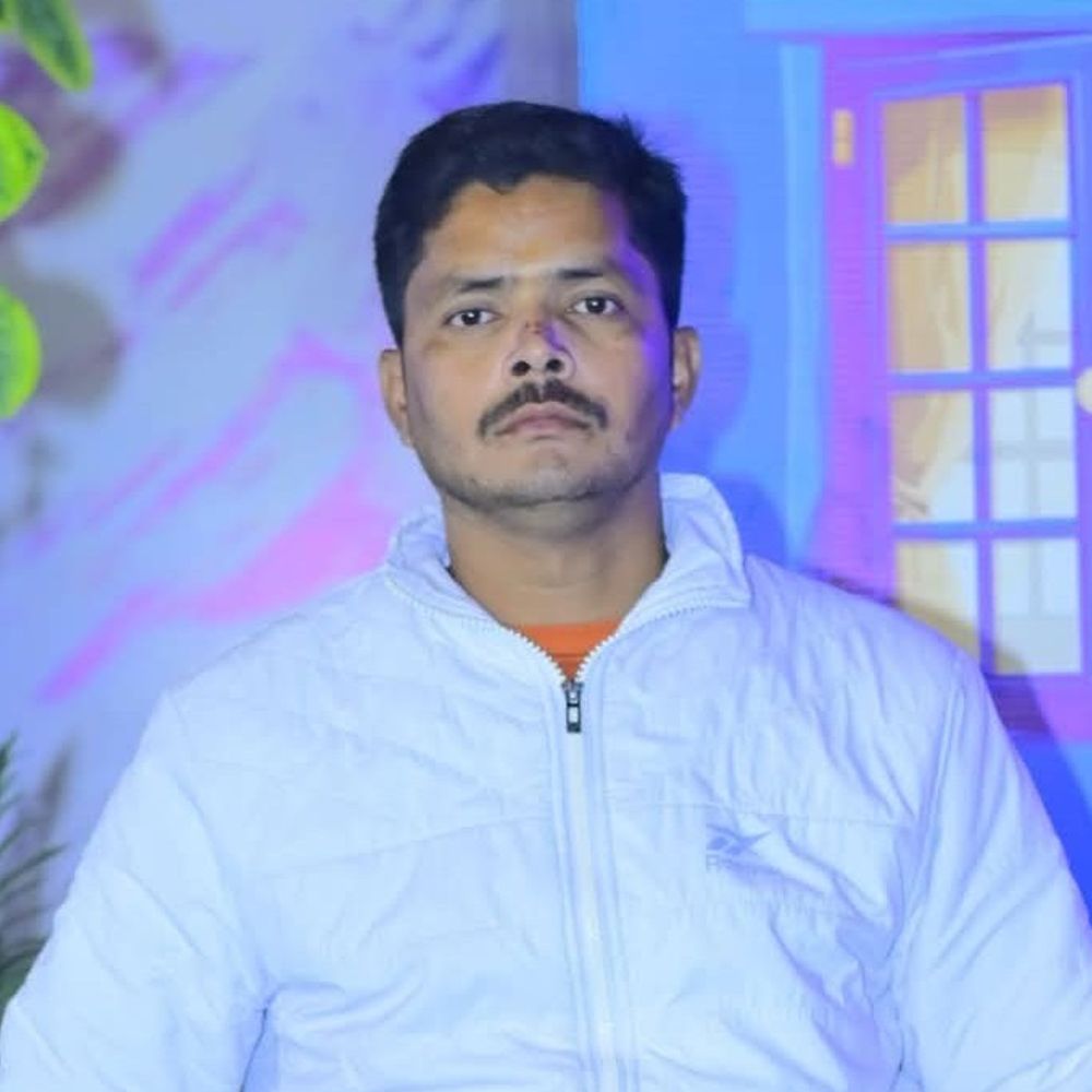 करंट से युवक की मौत, परिजनों को मिला मुआवजा:गोंडा में हाईटेंशन लाइन गिरने से युवक की मौत मामले में पीड़ित परिवार को 5 लाख की मदद