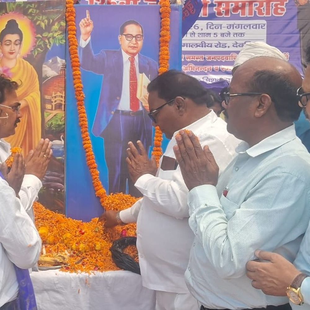 देवरिया में अंबेडकर जयंती पर निकला जुलूस:शहर में गूंजे 'जय भीम' के नारे, लोगों ने दी श्रद्धांजलि