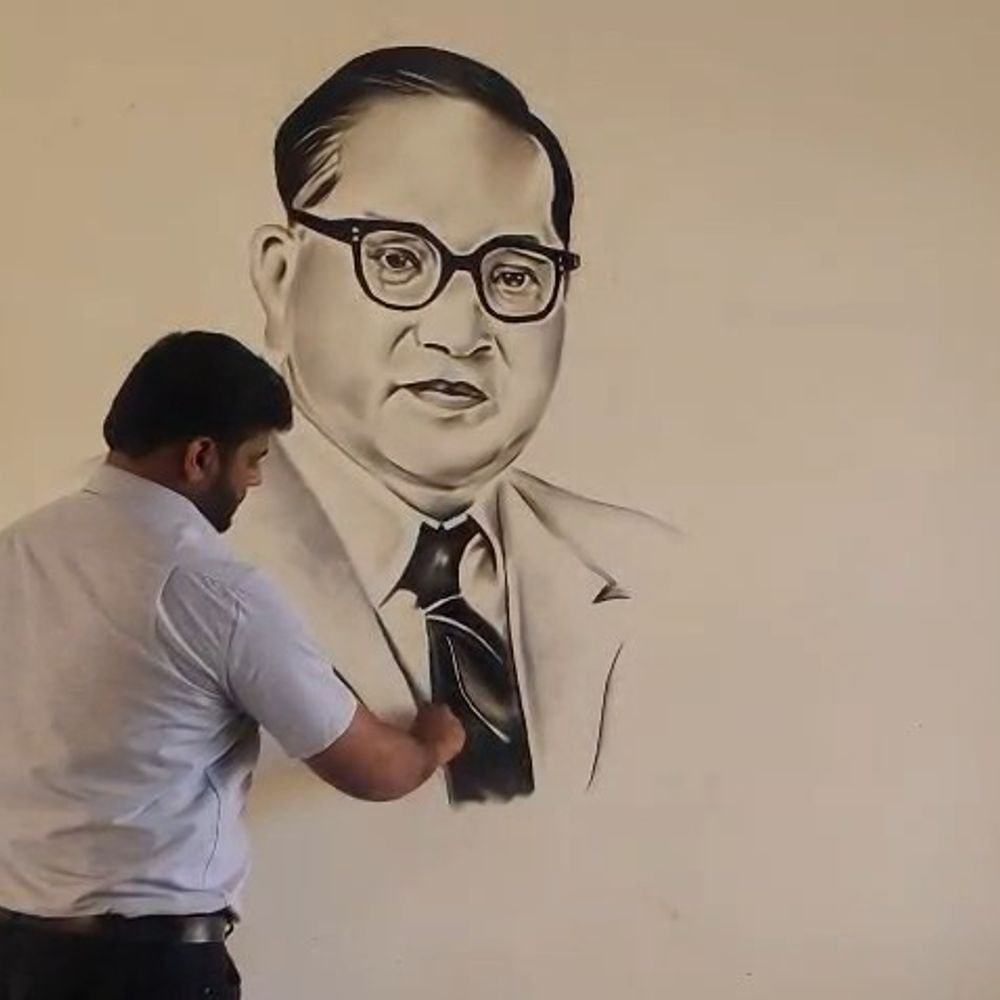 अमरोहा में कलाकार ने कोयले से बनाया अंबेडकर का चित्र:जयंती पर ज़ुहैब खान ने दी अनोखी श्रद्धांजलि, लोग हुए आकर्षित