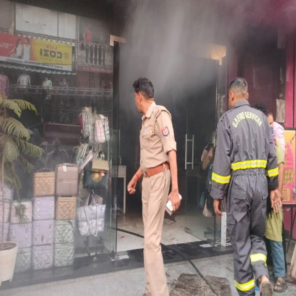 शाहजहांपुर में कॉस्मेटिक शोरूम में लगी आग:एक घंटे की मशक्कत के बाद दमकल ने पाया काबू, नुकसान का किया जा रहा आकलन