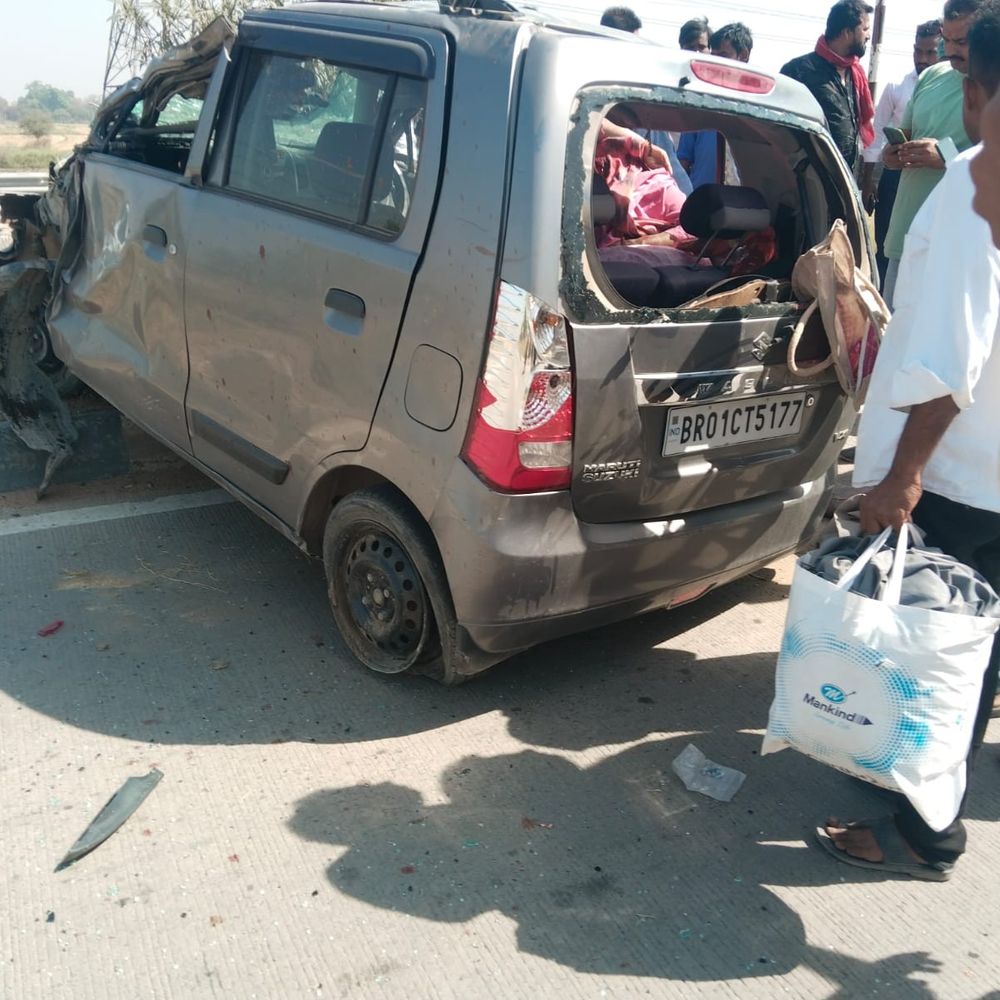 बक्सर फोरलेन पर डिवाइडर से टकराई कार, महिला की मौत:  पति और बेटा घायल, गाजीपुर से पटना लौटने के दौरान हादसा – Buxar News