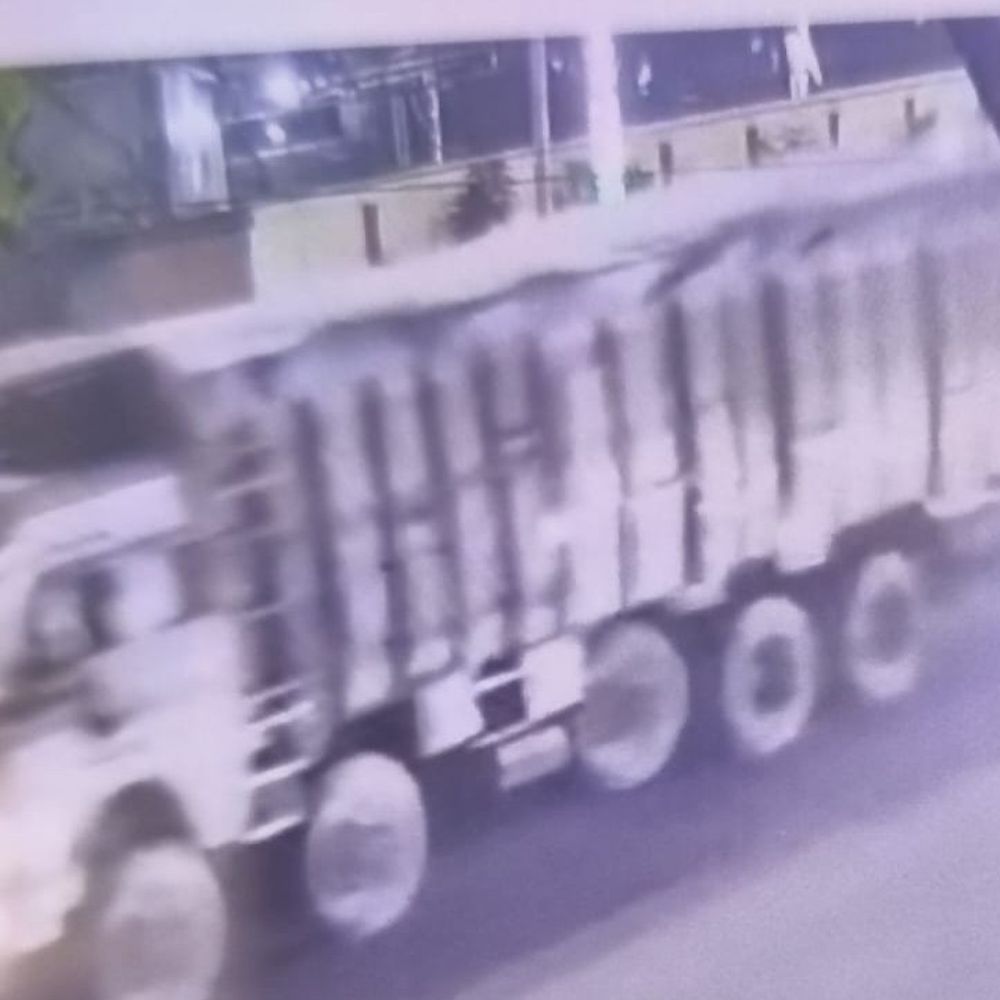 भदोही में ट्रक से कुचलकर दर्शनार्थी की मौत:भतीजी की शादी का कार्ड चढ़ाने विंध्याचल जा रहे थे, ट्रक ने बाइक को मारी टक्कर