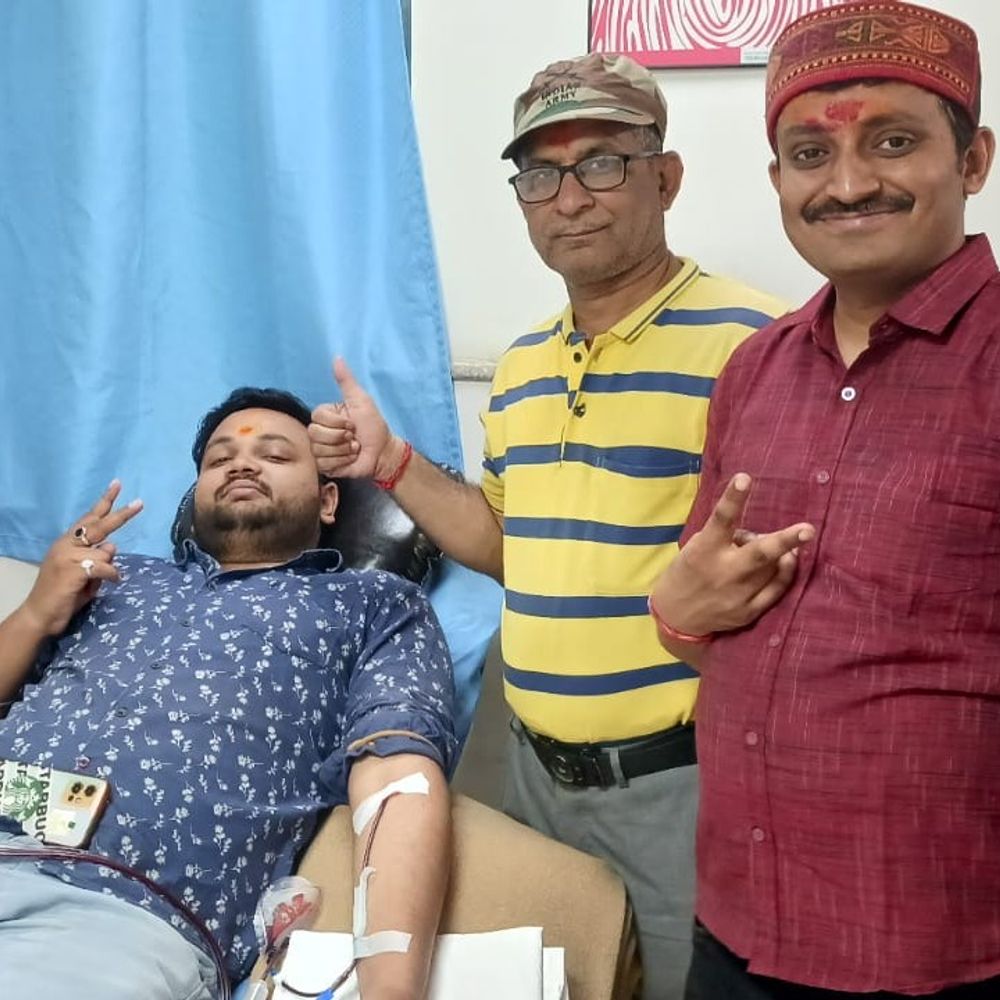 8 मित्रों ने जन्मदिन पर किया प्लेटलेट्स दान:वाराणसी में कैंसर मरीजों को मिला जीवनदान, मिसाल बनी पहल