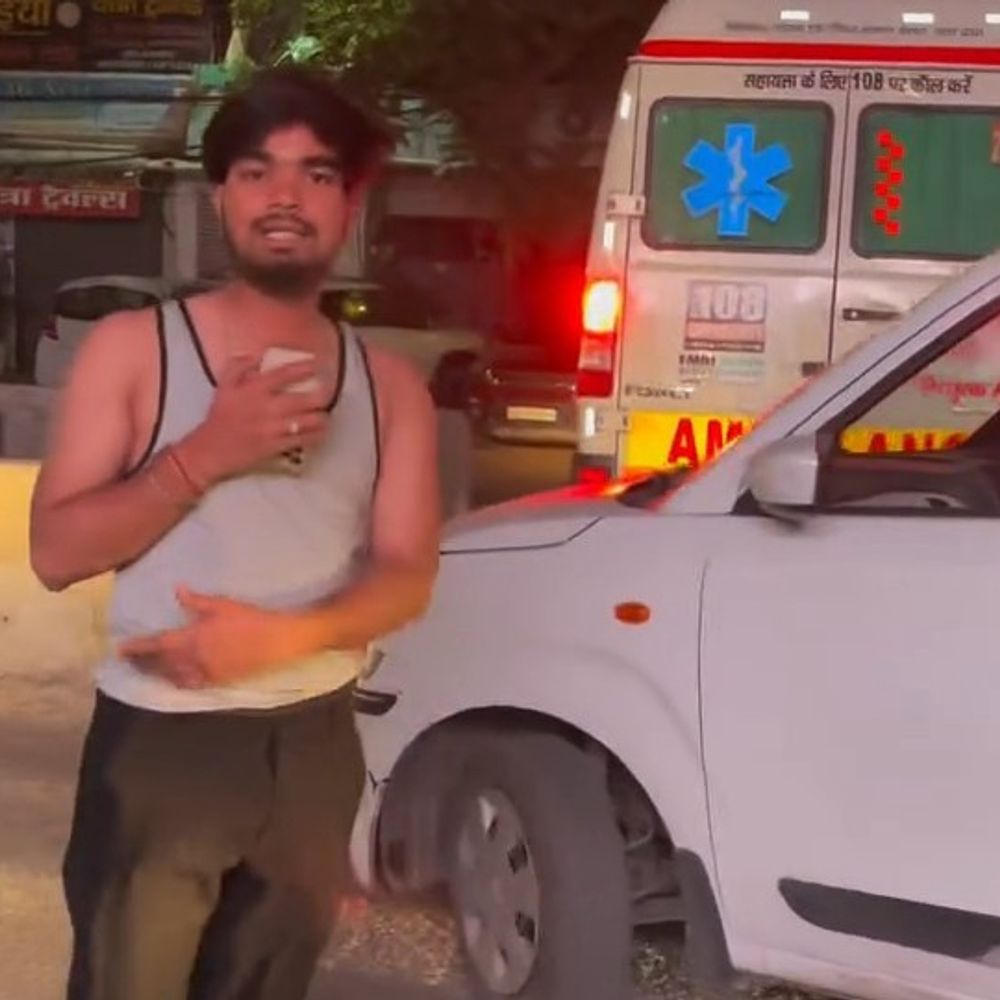 मेरठ में रील्स के लिए एम्बुलेंस रोकी, वीडियो वायरल:युवकों ने बैरिकेडिंग लगाकर रास्ता रोका, एसएसपी ने कार्रवाई की बात कही