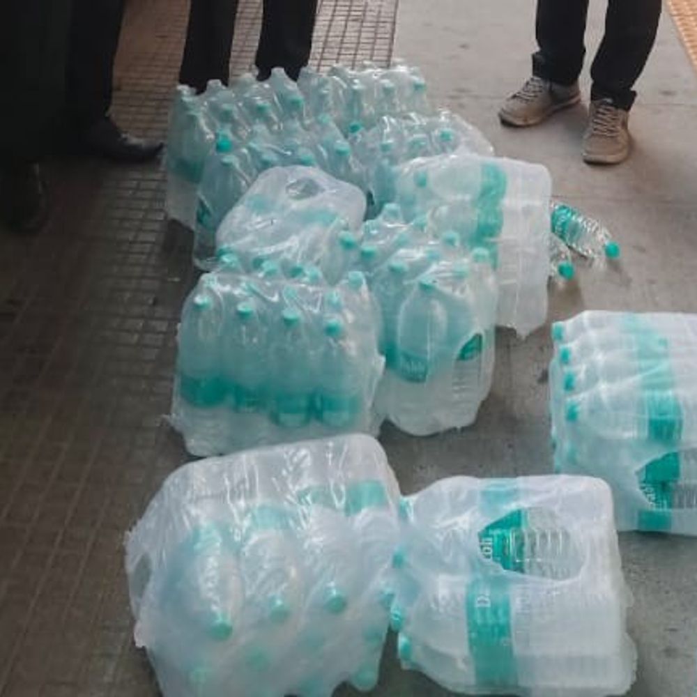 रेलवे ने जब्त कीं 203 अवैध पानी की बोतलें:अवैध वेंडिंग के खिलाफ कार्रवाई, देवरिया स्टेशन में चला अभियान