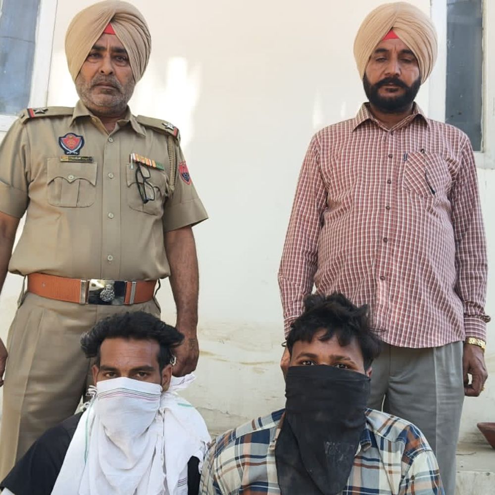 मोगा में लुटेरा गिरोह के दो बदमाश गिरफ्तार:  एक फरार आरोपी की तलाश में पुलिस; 5300 कैश, किरपान और बाइक बरामद – Moga News