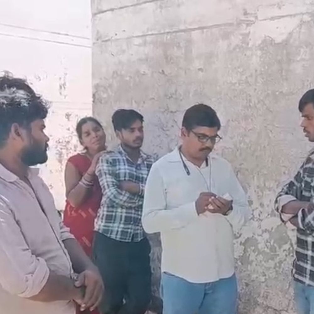 श्रावस्ती में मक्के के खेत में मिला युवक का शव:परिजनों ने प्रेम-प्रसंग में हत्या का लगाया आरोप, गले पर निशान से बढ़ा संदेह; जांच जारी