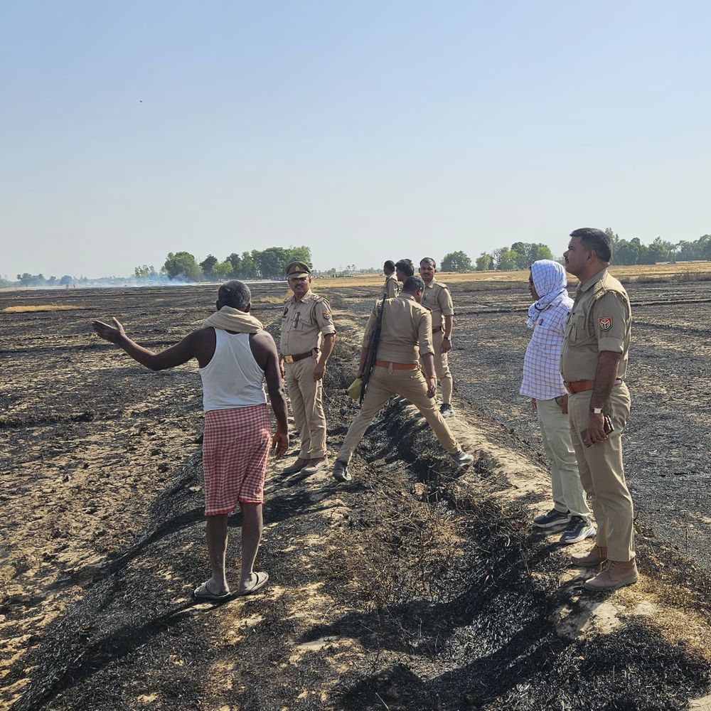 सुल्तानपुर में सैकड़ों बीघा गेहूं की फसल जली:दोस्तपुर थाना क्षेत्र की तीन ग्राम सभाओं में हादसा, फायर ब्रिगेड की 3 गाड़ियों ने पाया काबू