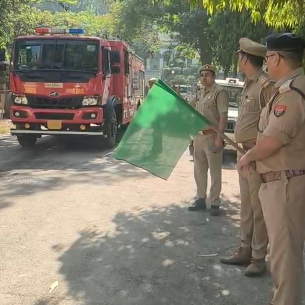 मऊ में अग्निशमन सेवा दिवस पर शहीदों को श्रद्धांजलि:जागरूकता रैली निकालकर आग से बचाव का संदेश दिया गया