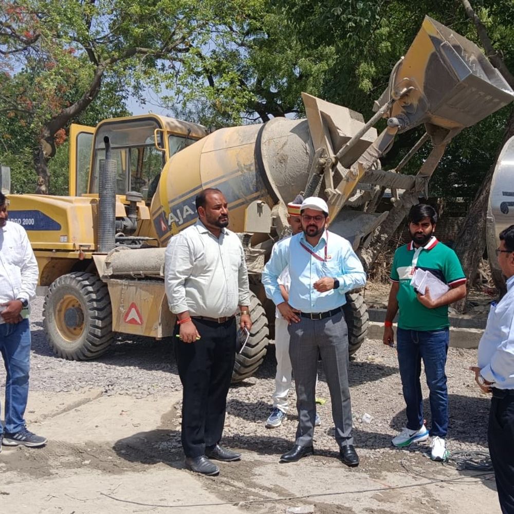 डीएम ने गांधी तिराहे के विकास कार्य परखे:'कलम और तलवार' कलाकृति का अवलोकन, कल होगा लोकार्पण