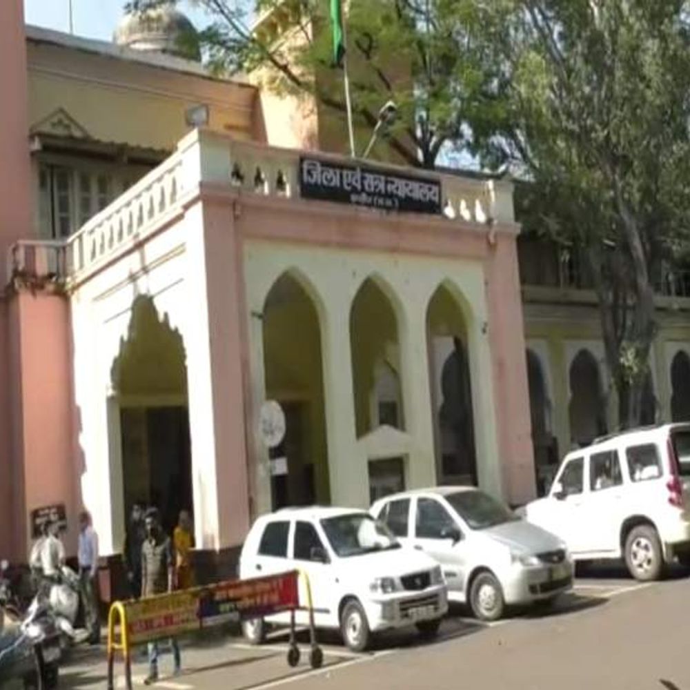 इंदौर में फर्जी NOC केस- सील बनाने वाला दुकानदार बरी:फाइनेंस के नाम पर ठगी करने वाले आरोपियों पर चलेगा ट्रायल