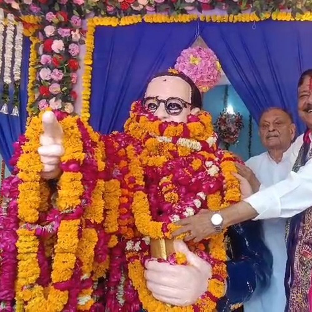 मथुरा में अंबेडकर जयंती मनाई गई:प्रतिमाओं पर पुष्पांजलि अर्पित, शोभायात्राएं निकाली गईं