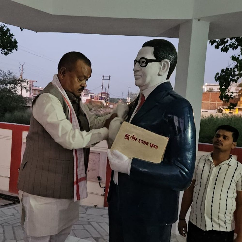 श्रावस्ती में भाजपा विधायक ने अंबेडकर प्रतिमा की सफाई की:135वीं जयंती की पूर्व संध्या पर कार्यकर्ताओं संग दी बाबा साहब को श्रद्धांजलि
