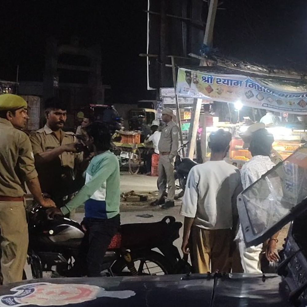 एटा पुलिस ने यातायात नियमों के उल्लंघन पर की कार्रवाई:संदिग्ध व्यक्तियों की तलाशी लेकर 12 वाहनों का चालान किया