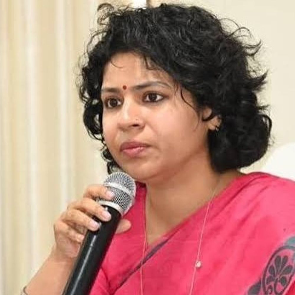 विस्थापित, थारू परिवारों के लिए संक्रमणीय भूमिधर अधिकार लागू:डीएम दुर्गा शक्ति नागपाल ने 2021 से प्रभावी होने की जानकारी दी