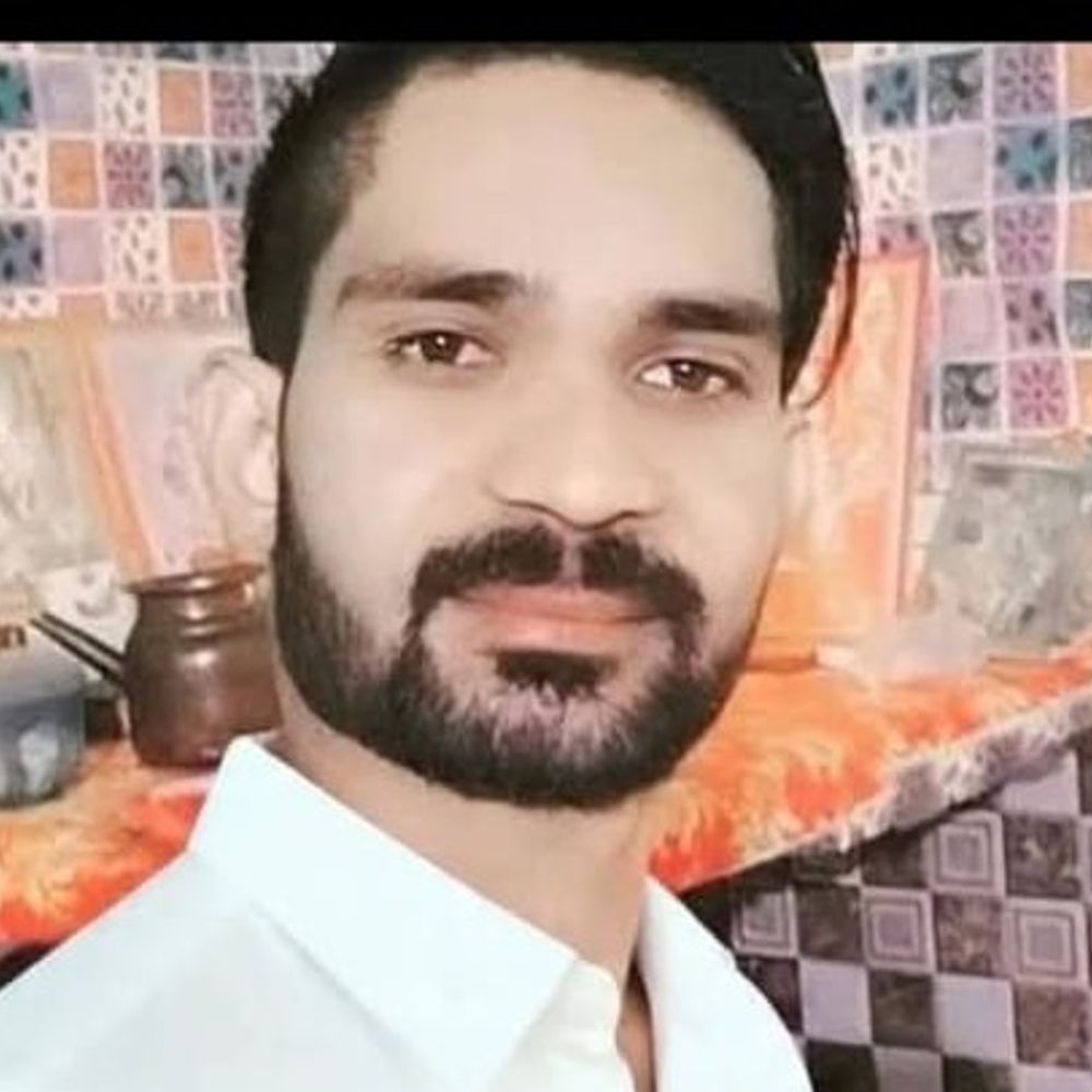 सड़क किनारे बैठे युवक को वाहन ने मारी टक्कर, मौत:हाथरस में हुआ हादसा, एक्सीडेंट के बाद चालक मौके से फरार