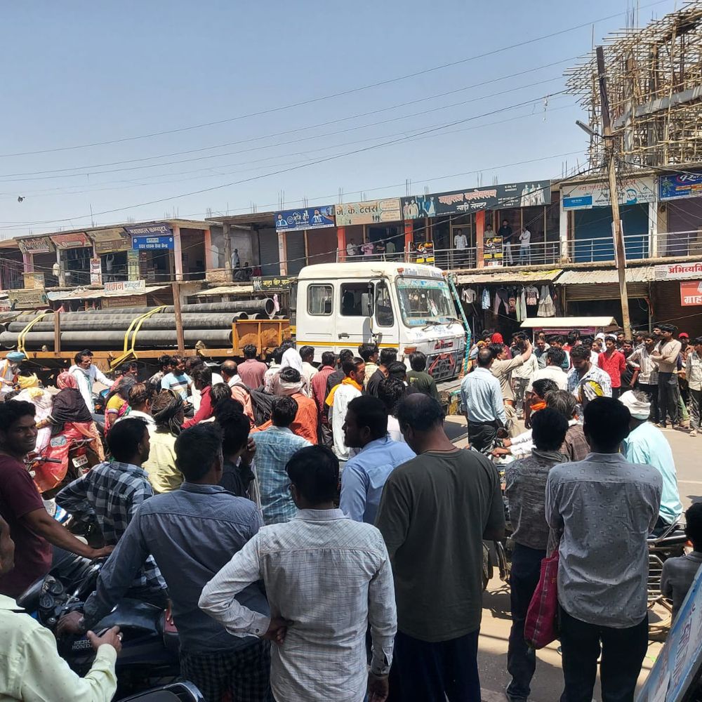 अशोकनगर में ट्रॉला ने एक व्यक्ति को कुचला, मौत:नल-जल योजना के सृपाइप से भरे थे, पानी कैंपर बांटते थे