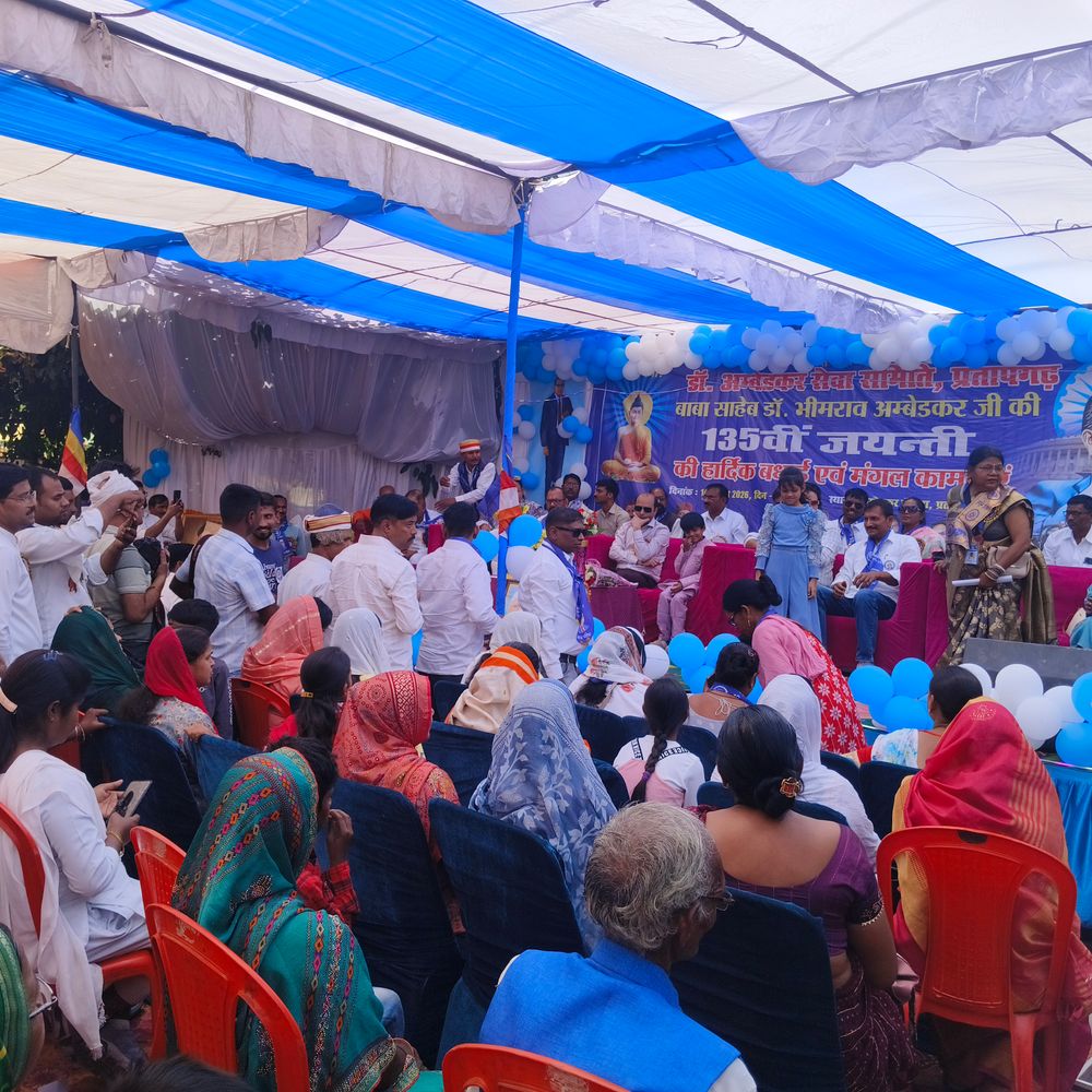 प्रतापगढ़ में बाबा साहब की 135वीं जयंती मनाई गई:डीएम-एसपी ने प्रतिमा फूल चढ़ाए, आदर्शों पर चलने का संकल्प लिया