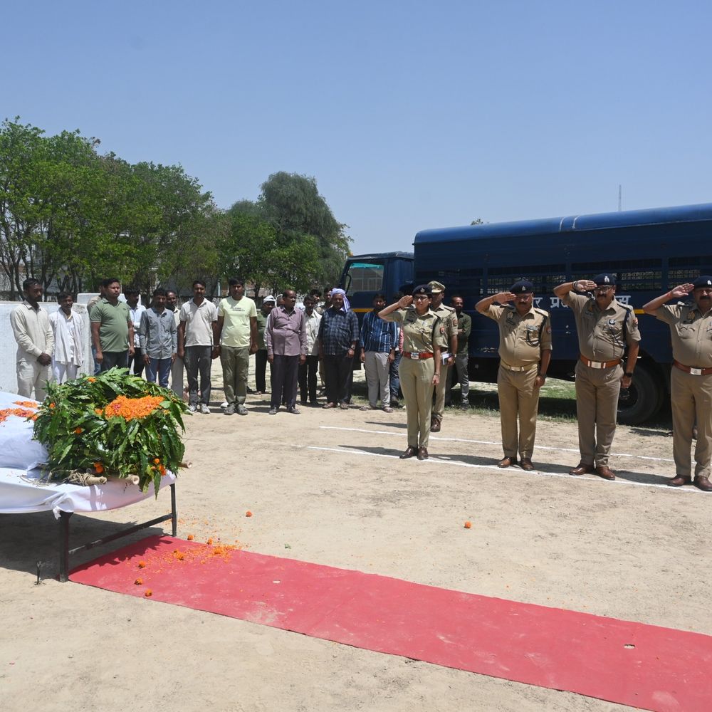 कानपुर देहात में ड्यूटी के दौरान सिपाही की मौत:सड़क हादसे में आरक्षी केशव यादव की गई जान, राजकीय सम्मान के साथ अंतिम विदाई