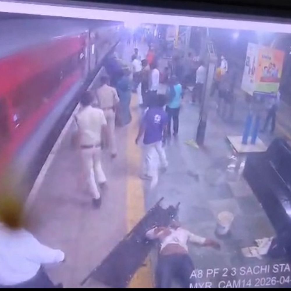 मैहर- चलती ट्रेन से गिर रही थी महिला का VIDEO:  डिब्बे और प्लेटफॉर्म के बीच फंसने वाली थी, GRP-RPF जवानों ने खींचकर बचाई जान – Maihar News