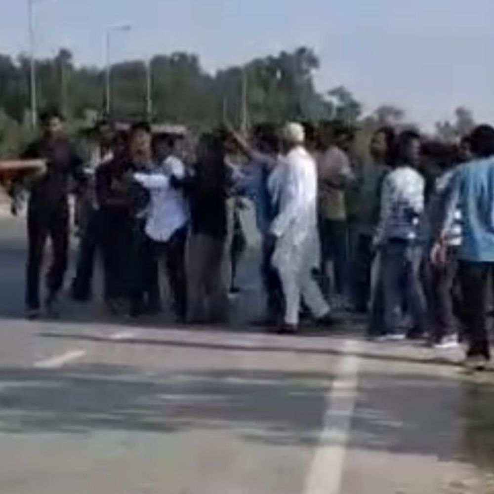 वलीमा कार्यक्रम में महिलाओं के फोटो खींचने पर बवाल:बुलंदशहर में ग्रामीणों और मेहमानों में जमकर मारपीट, कई लोग घायल