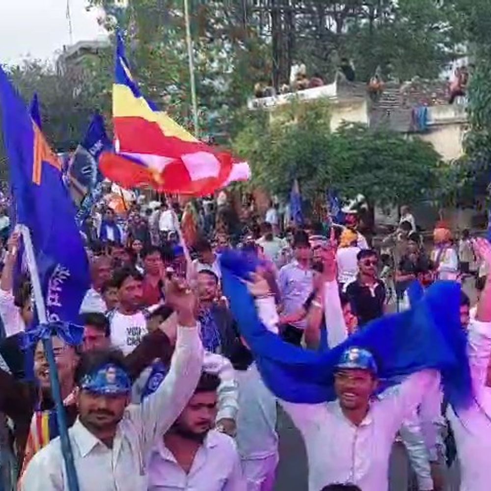 मथुरा में डॉ. अंबेडकर जयंती पर शोभायात्रा:शहर के विभिन्न मार्गों से निकली झांकियां, लोगों ने लगाए नारे