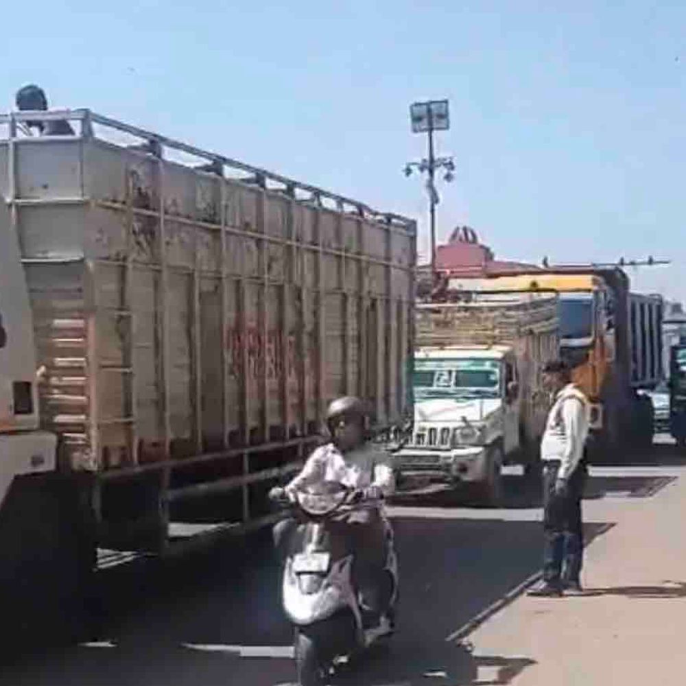 कानपुर में गंगापुल पर गड्ढों से पिकअप का एक्सेल टूटा:कानपुर-उन्नाव में 5 किमी लंबा जाम, 2 जिले की पुलिस ने खुलवाया