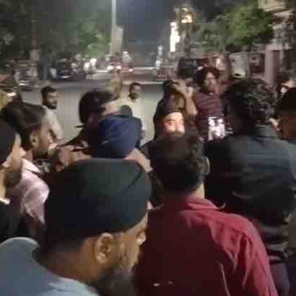 जालंधर में ऑनलाइन चालान काटने पर हंगामा:  आइसक्रीम लेने पहुंचा परिवार, बोला- पुलिसकर्मियों की गाड़ी आने पर कार हटाई, फिर भी की धक्का-मुक्की – Jalandhar News