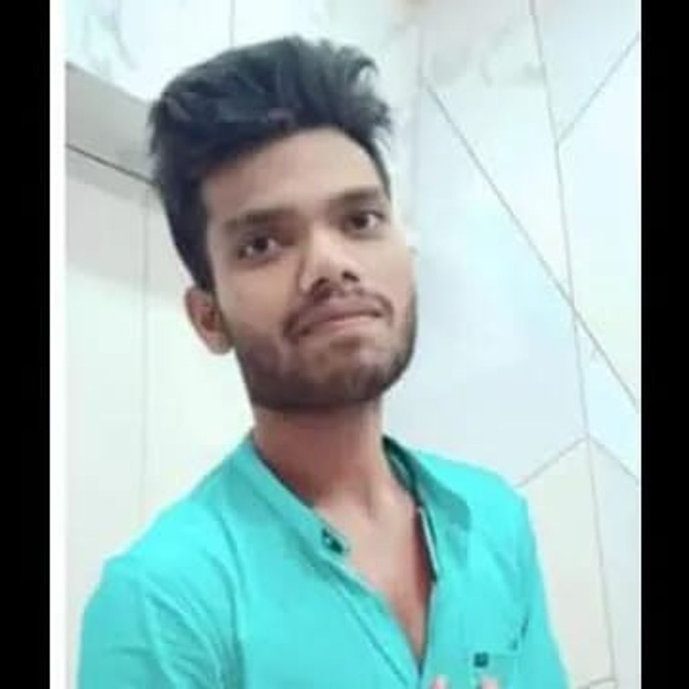 कंबाइन से टकराई तेजरफ्तार बाइक, दो युवकों की कटकर मौत:एक का सिर बीच से कटकर अलग हुआ, दूसरे का हाथ, सड़क पर टुकड़ों में पड़े मिले शव