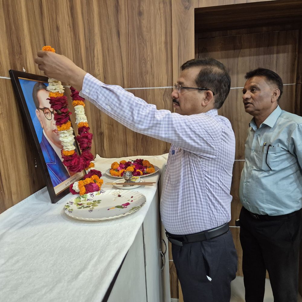 जालौन कलेक्ट्रेट में डॉ. अंबेडकर जयंती मनाई गई:डीएम बोले- संविधान के मूल्यों से बनेगा सशक्त समाज, समानता और अधिकारों का मार्ग दिखाया