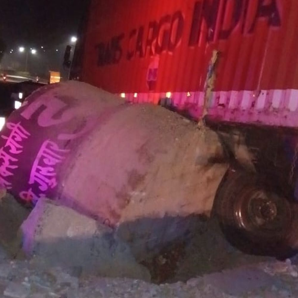 तेज रफ्तार ट्रक डिवाइडर पर चढ़ा, 3 घायल:फिरोजाबाद में हादसा, ट्रक क्षतिग्रस्त