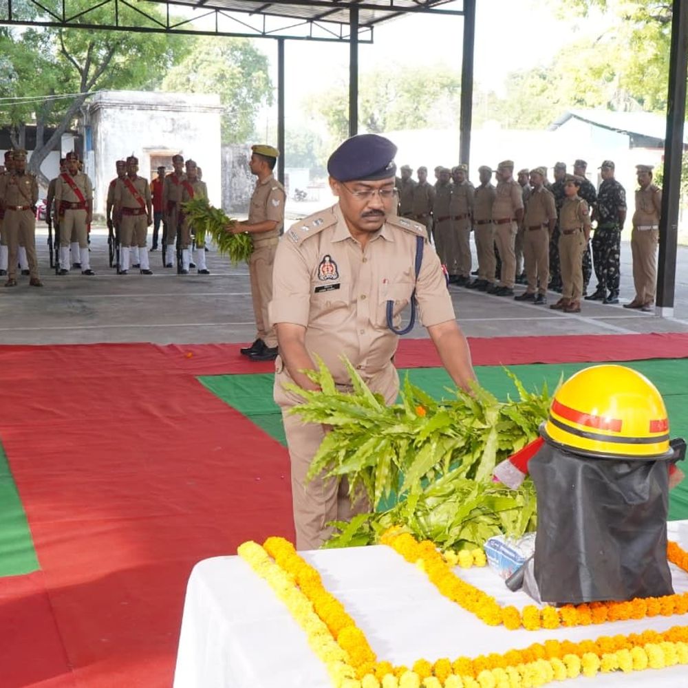 इटावा में अग्निशमन स्मृति दिवस, अग्नि सुरक्षा सप्ताह शुरू:एसएसपी ने शहीद अग्निशमन कर्मियों को दी श्रद्धांजलि, जागरूकता रैली निकाली