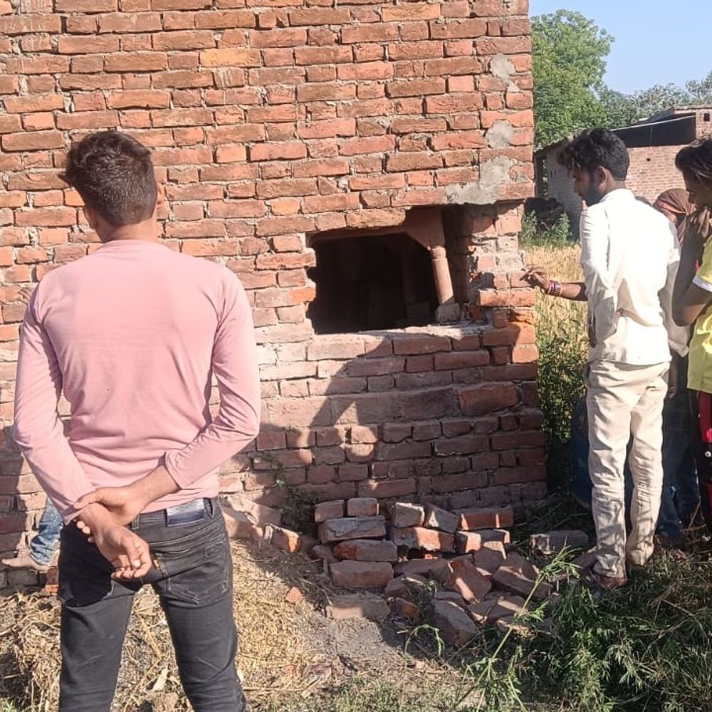 घर की दीवार में नकब लगाकर 3 लाख की चोरी:सीतापुर में परिवार सोता रहा, जेवर-नगदी लेकर चोर फरार, पुलिस गश्त पर उठे सवाल