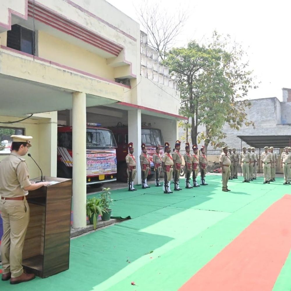 महराजगंज में अग्निशमन सेवा स्मृति दिवस पर शहीदों को श्रद्धांजलि:जागरूकता रैली निकाली गई, एसपी ने हरी झंडी दिखाई