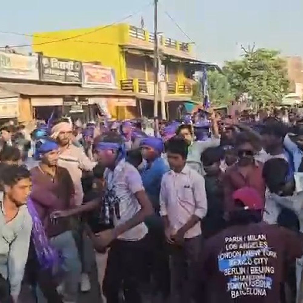 सीतापुर में आंबेडकर जयंती पर हंगामा,जाटव समाज ने किया प्रदर्शन:भाजपा विधायक के पोस्टर में 'श्रद्धांजलि' शब्द पर भड़के लोग, पुलिस ने लोगों को कराया शांत