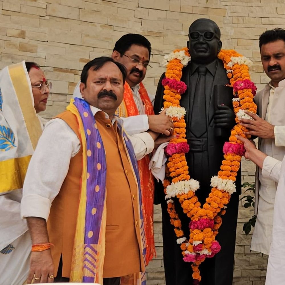 हरदोई जिला पंचायत में 135वीं अम्बेडकर जयंती:केंद्रीय मंत्री कमलेश पासवान ने प्रतिमा पर माल्यार्पण किया