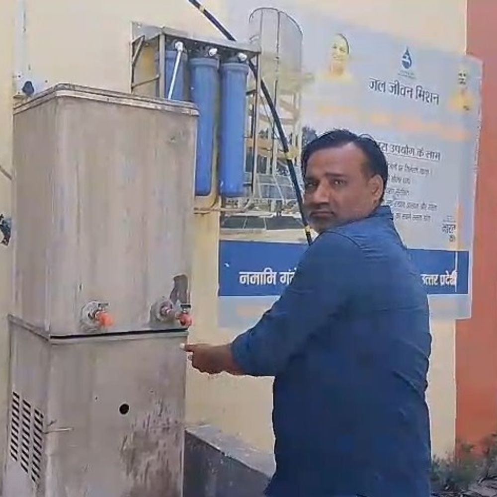 उन्नाव जिला अस्पताल में ठंडे पानी की मशीनें खराब:मरीजों और तीमारदारों को बाहर से खरीदना पड़ रहा पानी