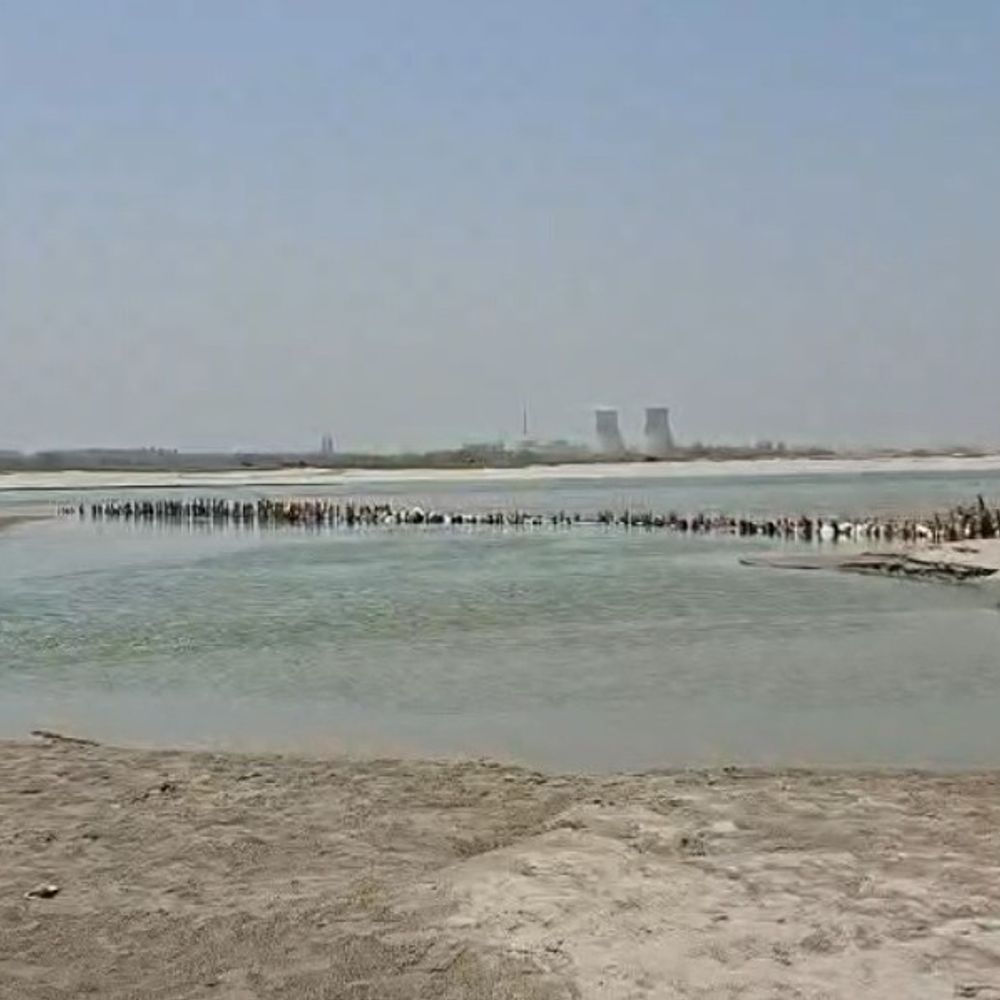 संभल में गंगा में खनन ठेकेदार का मुंशी डूबा:4 घंटे बाद भी सुराग नहीं, गोताखोरों की तलाश जारी, NDRF बुलाई