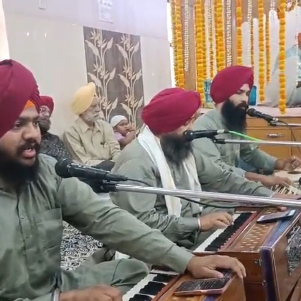 प्रयागराज अलोपीबाग गुरुद्वारा में बैसाखी पर्व की धूम:खालसा पंथ स्थापना दिवस पर कीर्तन, अरदास और लंगर