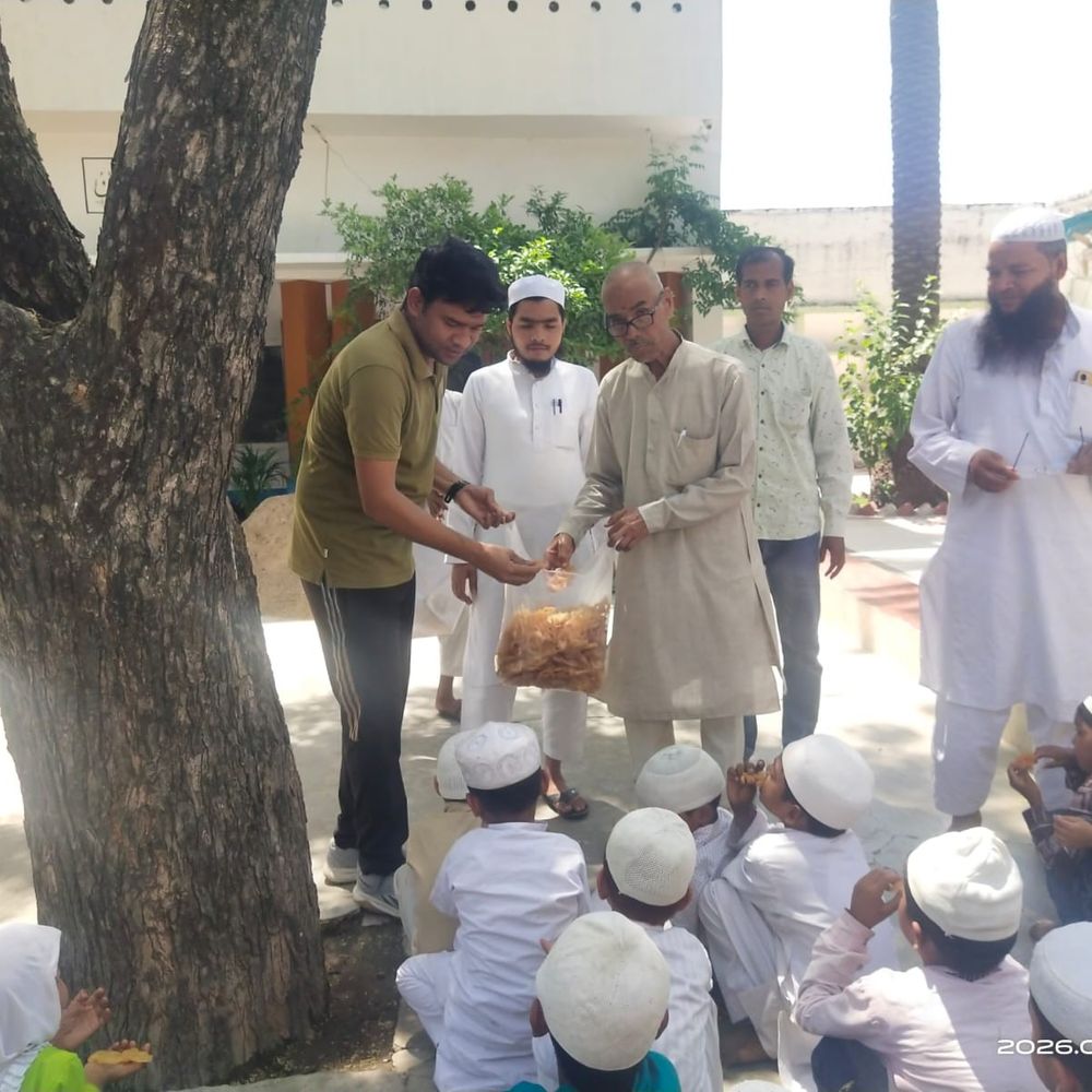 लखनऊ में अंबेडकर जयंती पर शिक्षा-समानता का संदेश:मदरसा बहरुल उलूम में बच्चों को मिठाई बांटी, विचार सुने