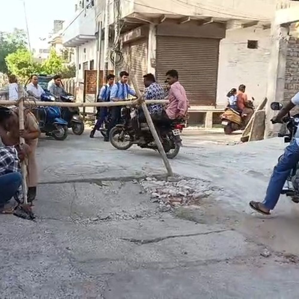 मथुरा में 8 महीने में ही टूटी सड़क:लोगों ने निर्माण की गुणवत्ता पर उठाए सवाल, जांच की मांग