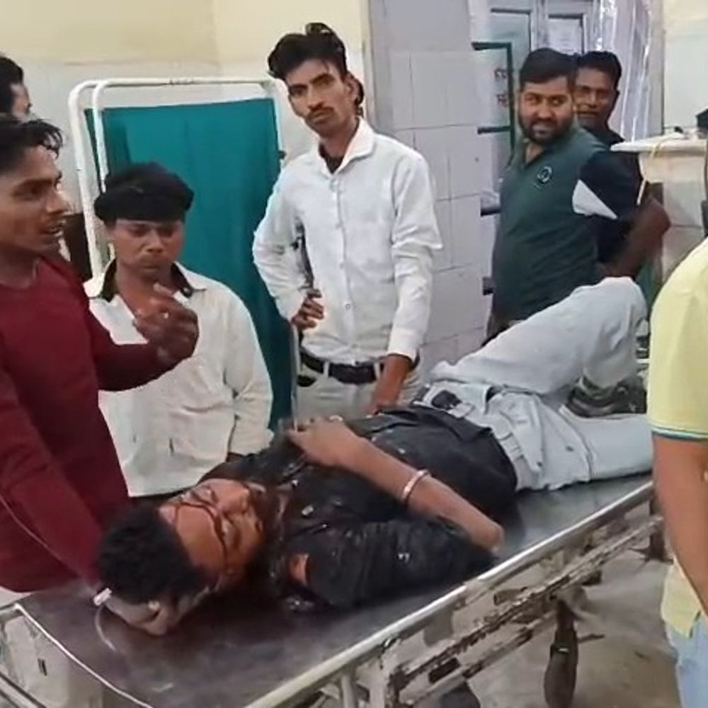 सीतापुर में बाइक ट्रैक्टर ट्रॉली से टकराई, दो की मौत:शादी समारोह में जा रहे थे युवक, एक गंभीर घायल लखनऊ रेफर