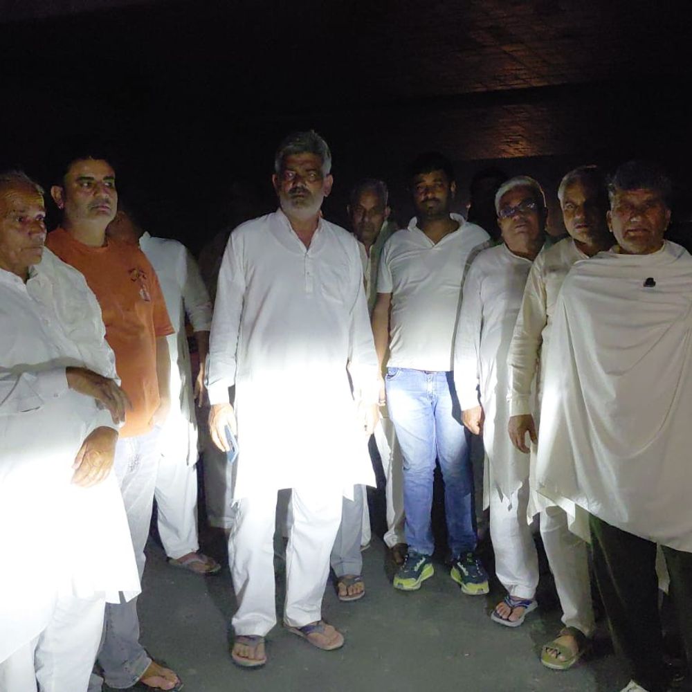 दिल्ली-देहरादून कॉरिडोर के कट बंद करने पर किसानों का प्रदर्शन:बागपत में रातभर दिया पहरा; आज पीएम मोदी करेंगे उद्घाटन