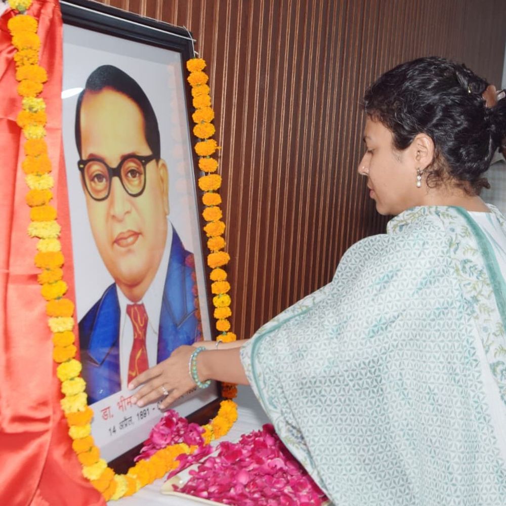 अंबेडकर जयंती पर अधिकारियों ने दी श्रद्धांजलि:डीएम ने समाज को आगे बढ़ाने का किया आह्वान
