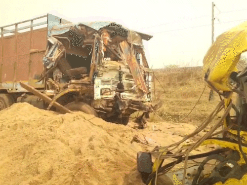 रायपुर में हाइवा-ट्रक की टक्कर…3 की मौत:  2 किमी तक सुनाई दी टक्कर की गूंज, केबिन में फंसे रहे लोग, JCB से निकाला गया – Chhattisgarh News