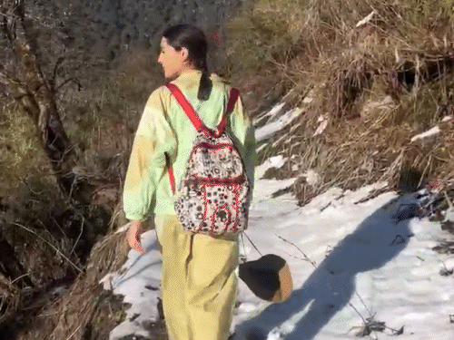 सारा अली खान ने बर्फबारी में टेंट में रात बिताई:उत्तराखंड में ट्रेकिंग की, 18km पैदल चलीं; बोलीं- सुकून मिला