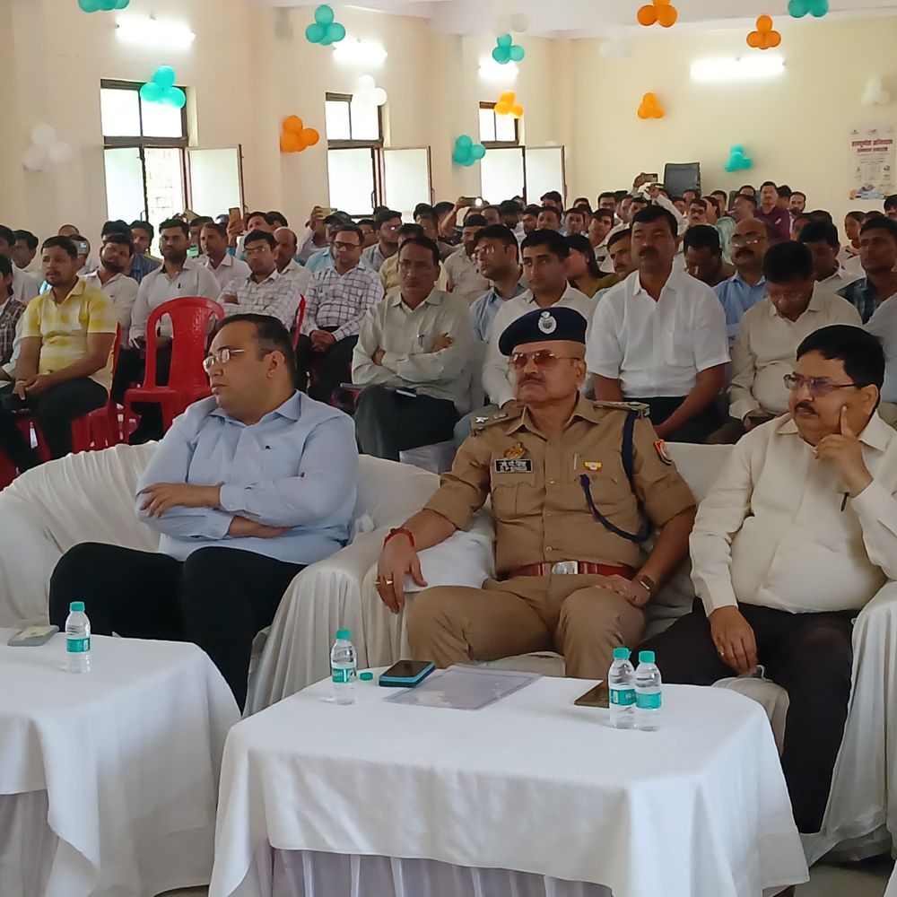 कासगंज में DM-SP ने डॉ. आंबेडकर को दी श्रद्धांजलि:विकास भवन में 135वीं जयंती पर किया माल्यार्पण, मेधावी छात्राओं को स्मार्ट वॉच दिए