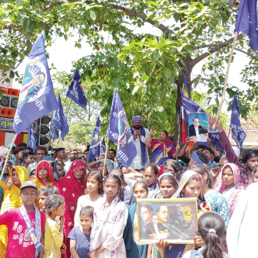 फतेहपुर में अंबेडकर जयंती पर गुलाबी गैंग ने मनाया जन्मोत्सव:अध्यक्ष हेमलता पटेल ने महिलाओं संग केक काटा, शोभायात्रा भी निकाली