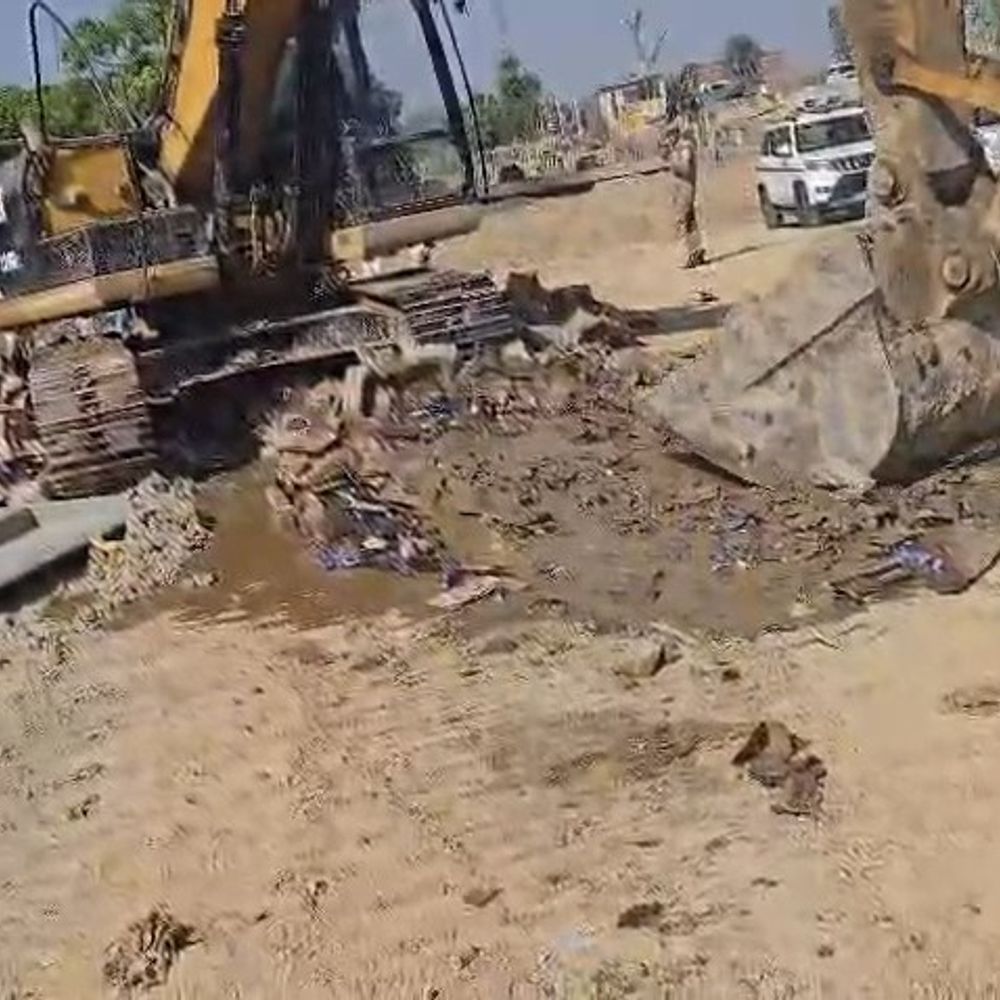 इटावा में 14 हजार लीटर अवैध शराब नष्ट:न्यायालय के आदेश पर जेसीबी से की गई कार्रवाई, कीमत 40 लाख